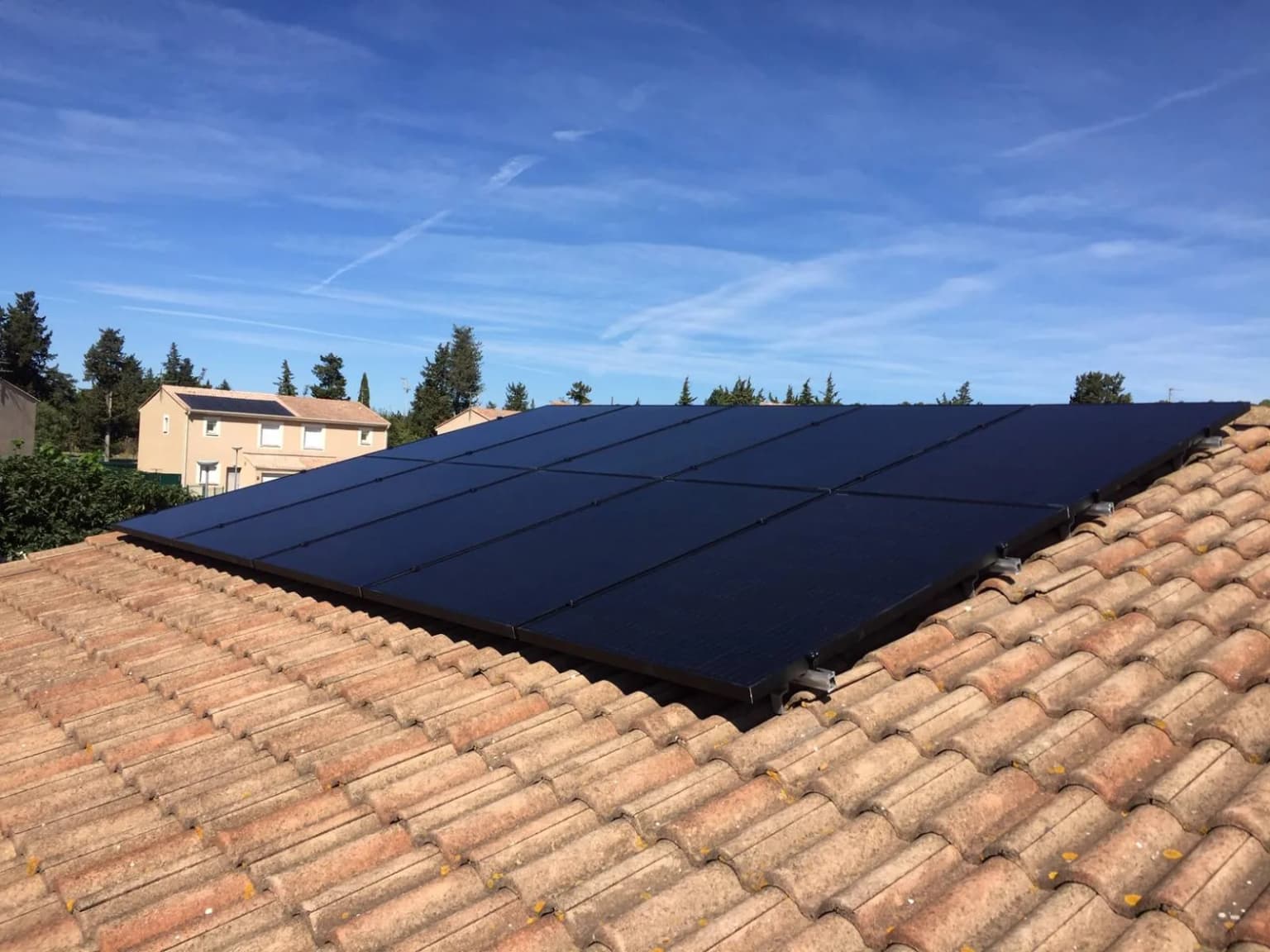 Instalación de placas solares en el tejado de una vivienda